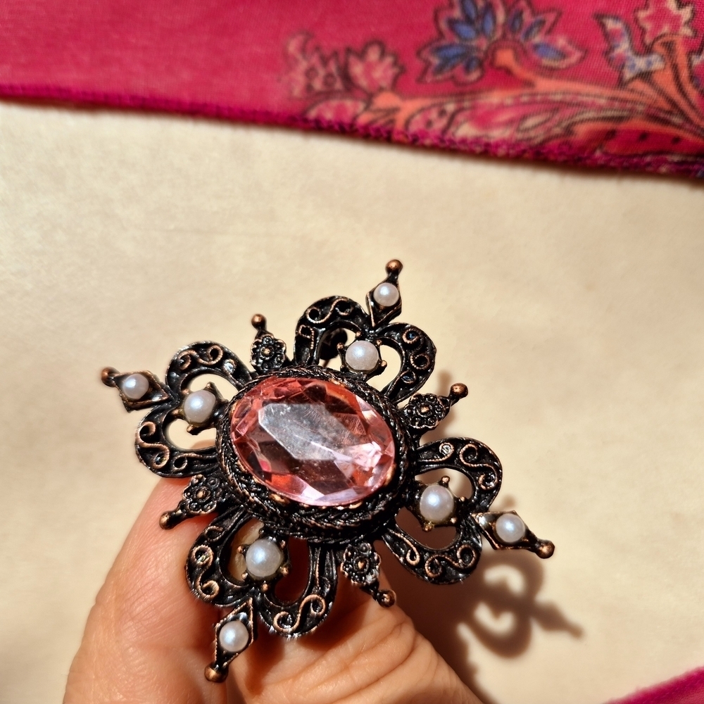 2/$30 Gorgeous Rose Pink Brooche With Pearl Accents - Picture 7 of 8